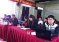 Hai khách hàng nữ đang viết phiếu trả giá tại phường Đức Thuận